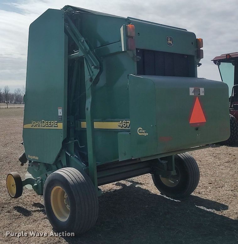 image for item DQ0341 2005 John Deere 467 Mega Wide  round baler
