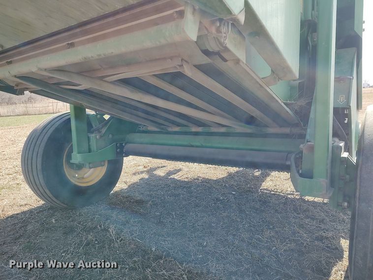 image for item DQ0341 2005 John Deere 467 Mega Wide  round baler