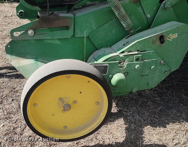 image for item DQ0341 2005 John Deere 467 Mega Wide  round baler