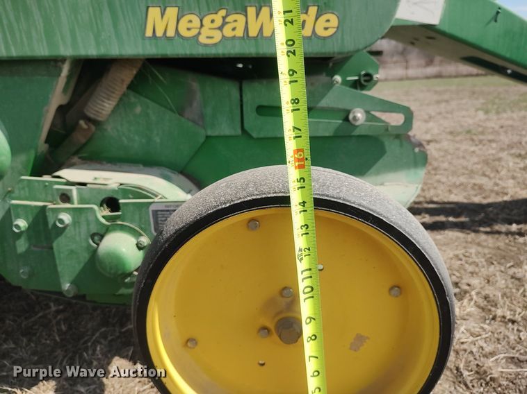 image for item DQ0341 2005 John Deere 467 Mega Wide  round baler