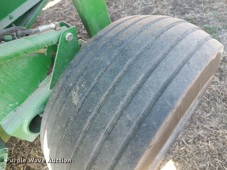 image for item DQ0341 2005 John Deere 467 Mega Wide  round baler