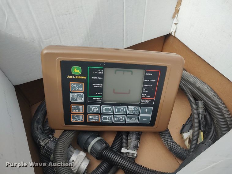 image for item DQ0341 2005 John Deere 467 Mega Wide  round baler