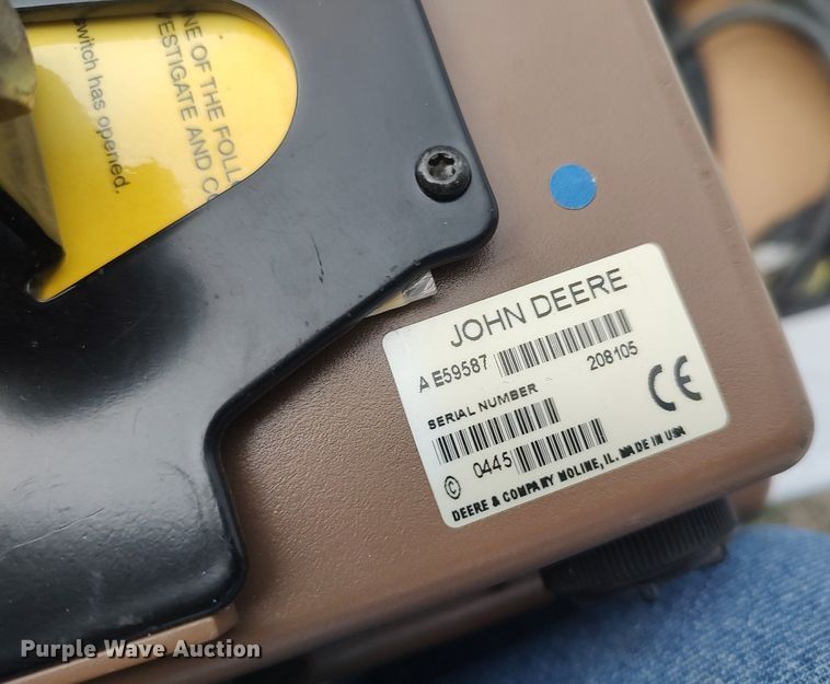 image for item DQ0341 2005 John Deere 467 Mega Wide  round baler