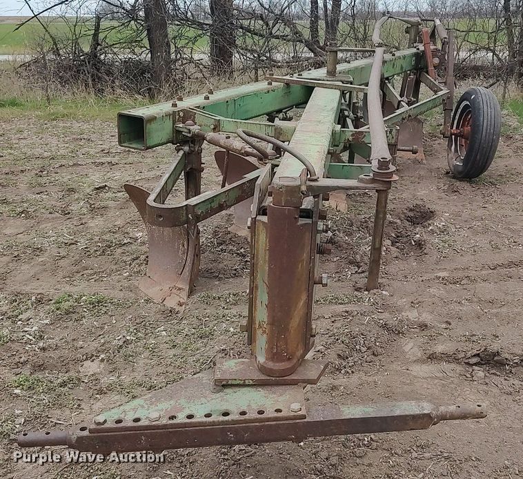 image for item DQ0367 John Deere  five bottom plow
