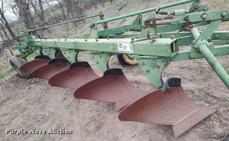 image for item DQ0377 John Deere  five bottom plow
