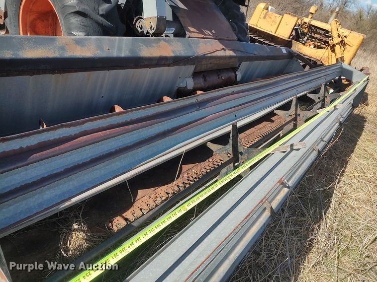 image for item DQ0380 Gleaner L2  combine