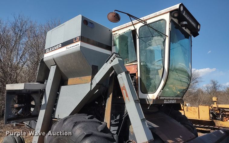 image for item DQ0380 Gleaner L2  combine