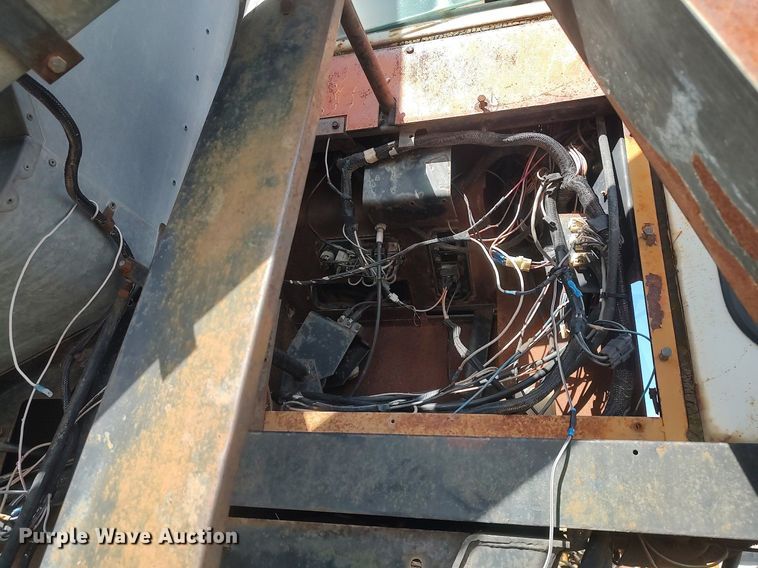 image for item DQ0380 Gleaner L2  combine