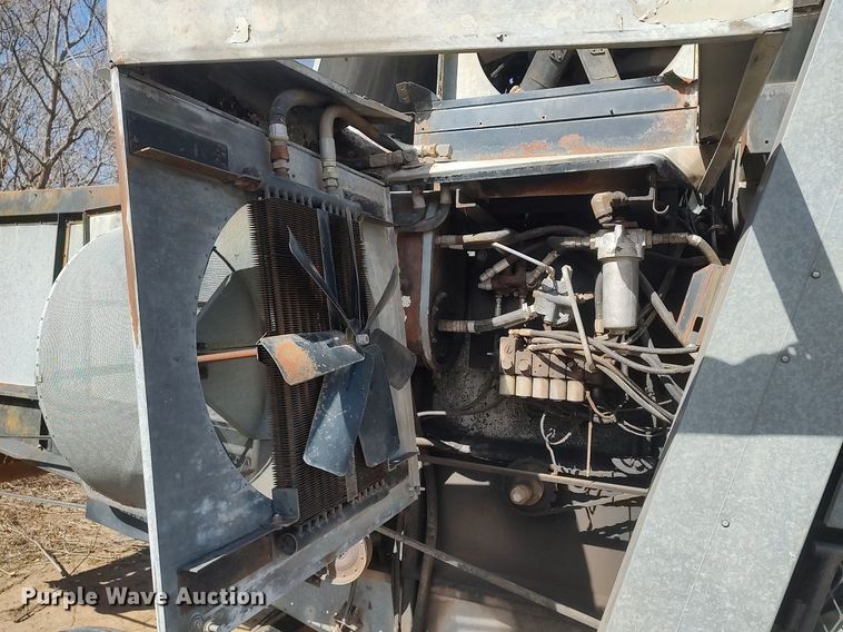 image for item DQ0380 Gleaner L2  combine