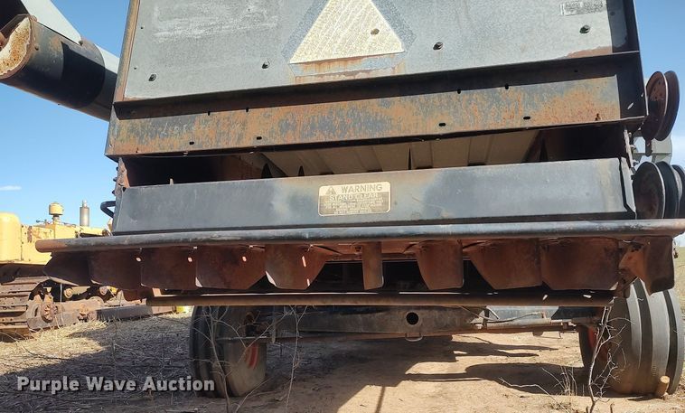 image for item DQ0380 Gleaner L2  combine