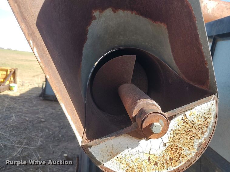 image for item DQ0380 Gleaner L2  combine