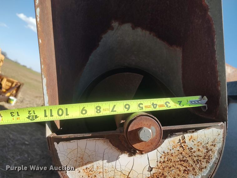 image for item DQ0380 Gleaner L2  combine