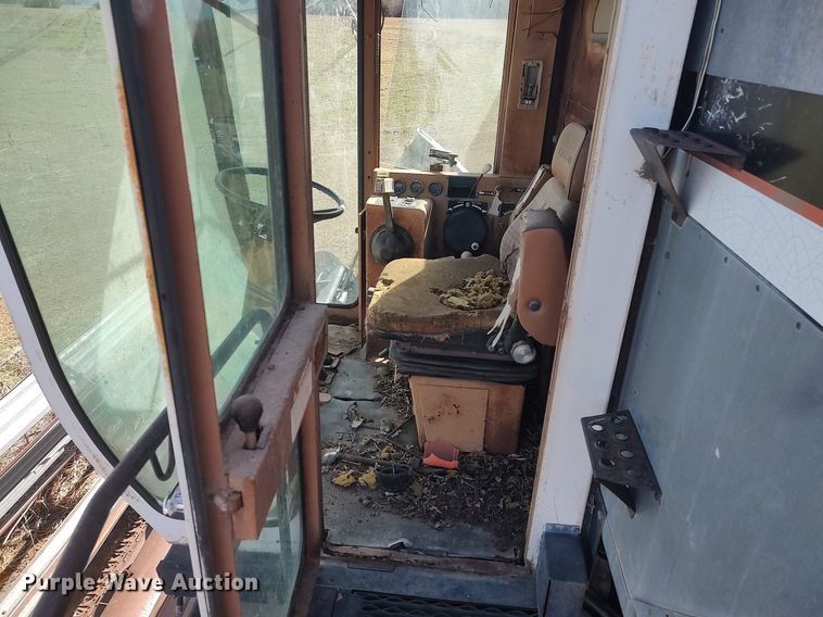 image for item DQ0380 Gleaner L2  combine