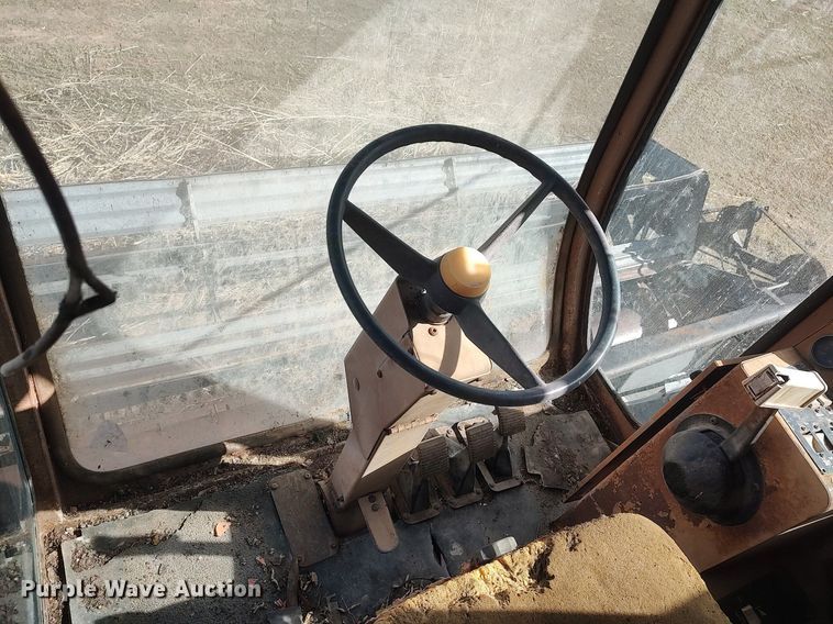 image for item DQ0380 Gleaner L2  combine