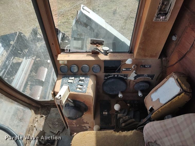 image for item DQ0380 Gleaner L2  combine