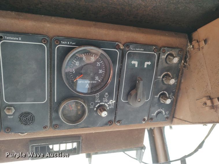 image for item DQ0380 Gleaner L2  combine