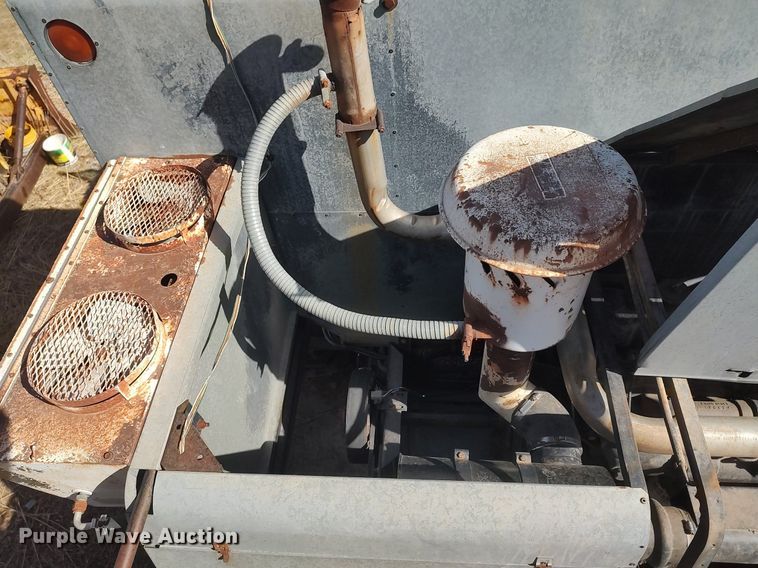 image for item DQ0380 Gleaner L2  combine