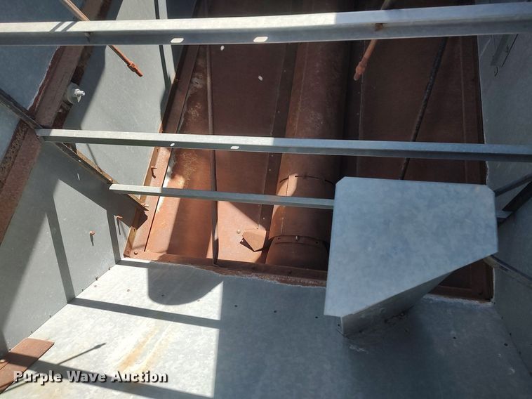 image for item DQ0380 Gleaner L2  combine