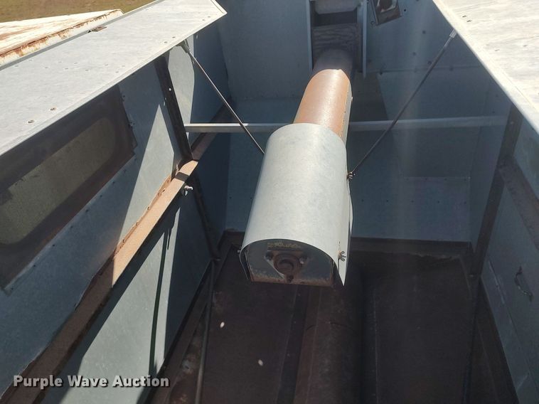 image for item DQ0380 Gleaner L2  combine