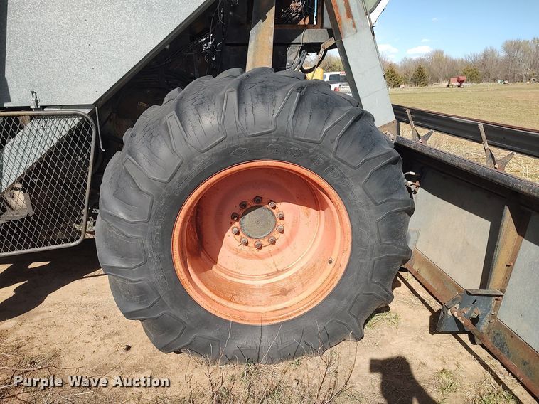 image for item DQ0380 Gleaner L2  combine