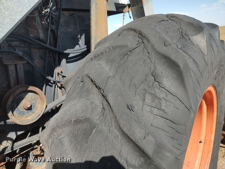 image for item DQ0380 Gleaner L2  combine