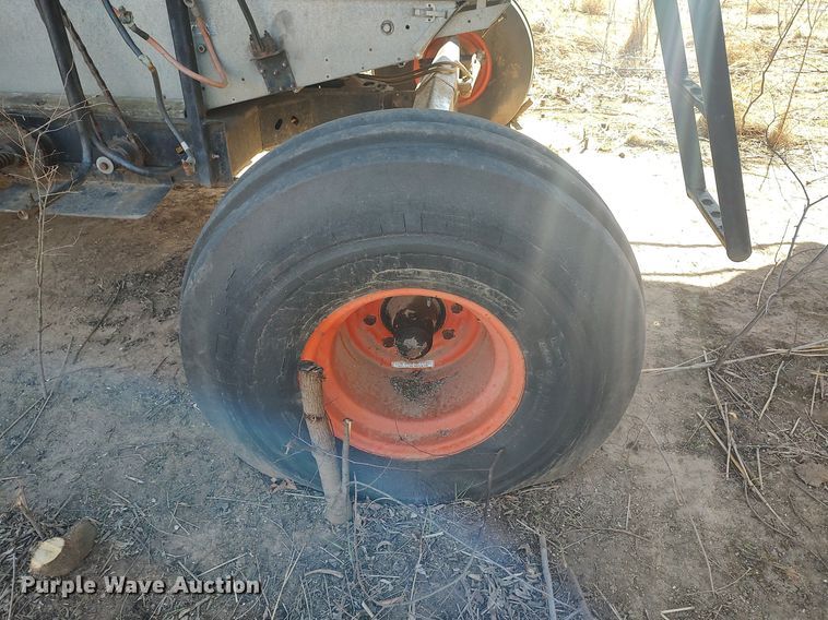 image for item DQ0380 Gleaner L2  combine