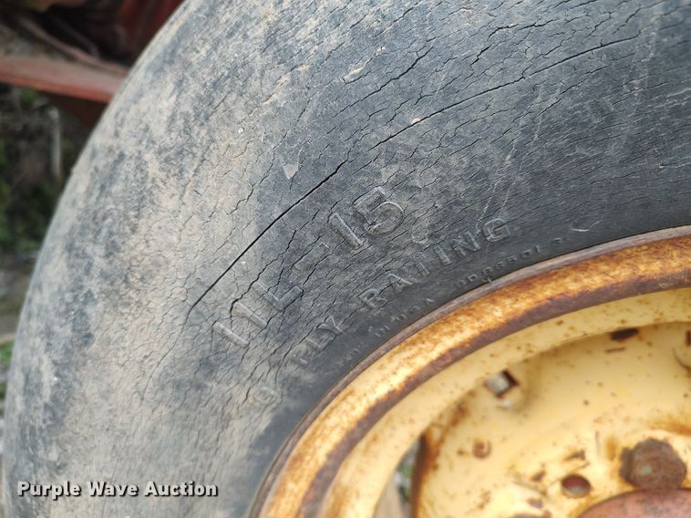 image for item DQ0389 1993 Hesston 1340  swather / windrower