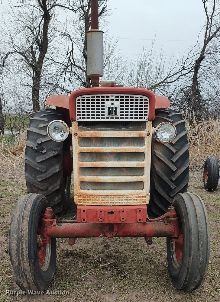 image for item DQ0395 International 660  tractor