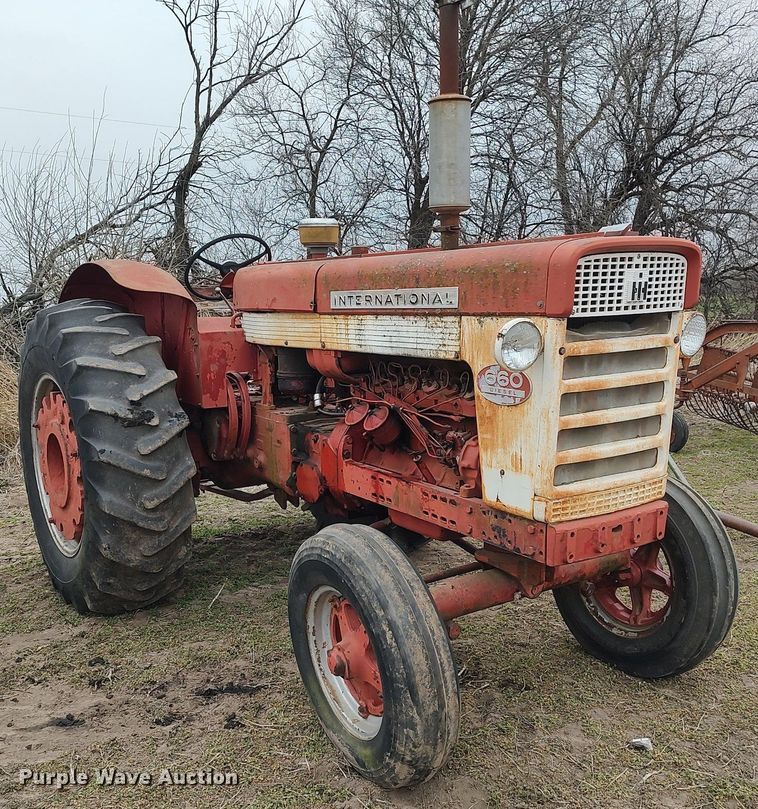 image for item DQ0395 International 660  tractor