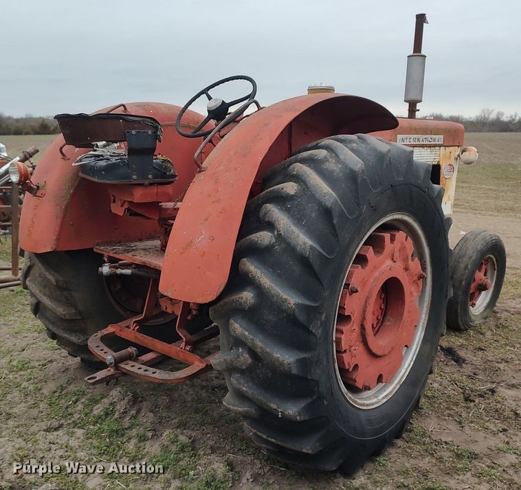 image for item DQ0395 International 660  tractor