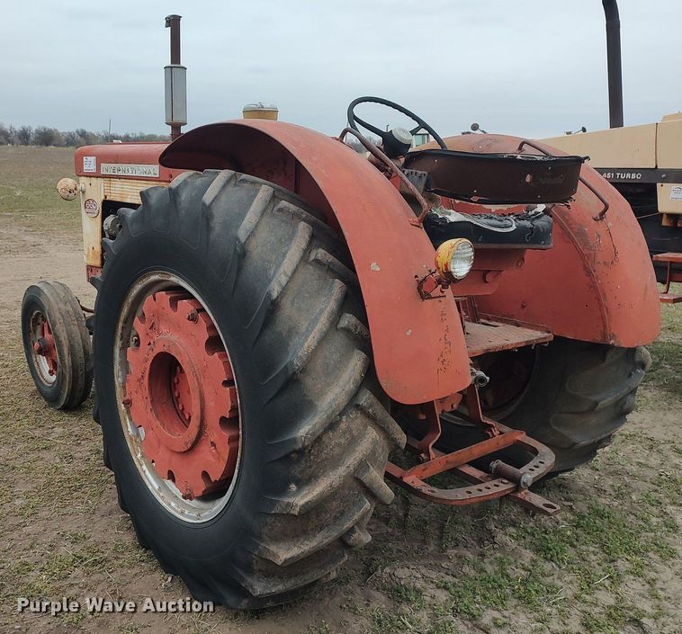 image for item DQ0395 International 660  tractor