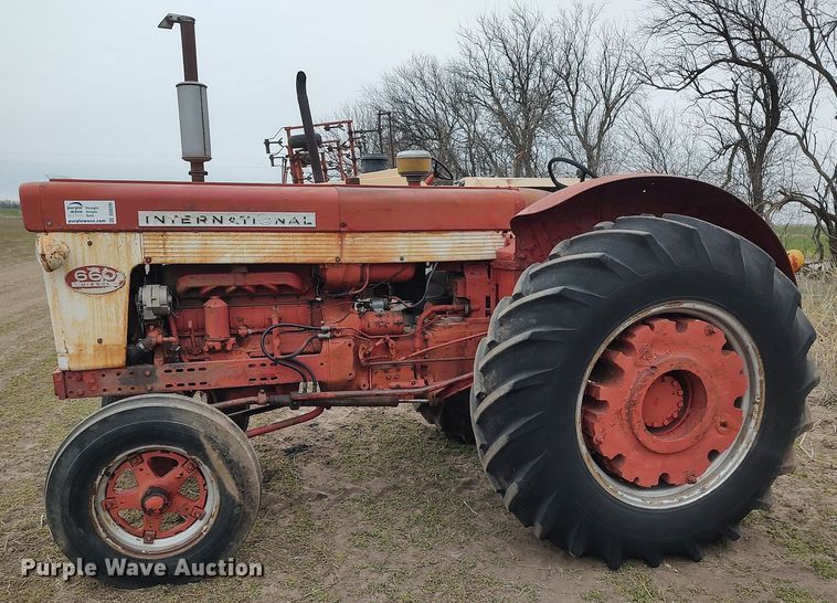 image for item DQ0395 International 660  tractor