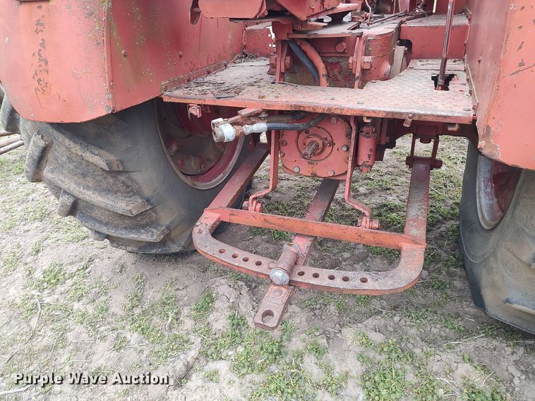 image for item DQ0395 International 660  tractor