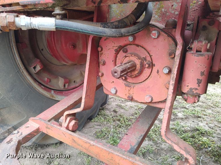 image for item DQ0395 International 660  tractor