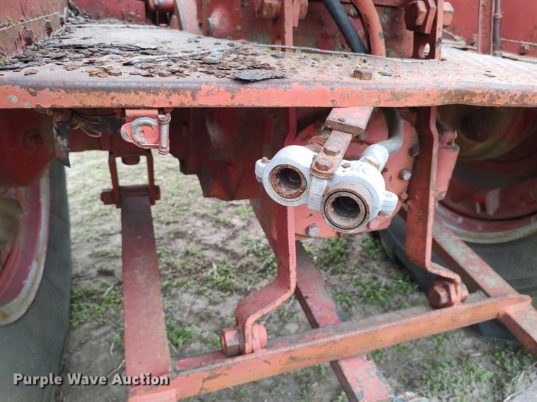 image for item DQ0395 International 660  tractor