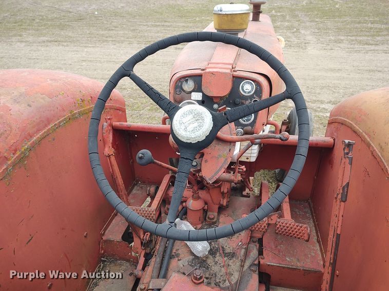 image for item DQ0395 International 660  tractor