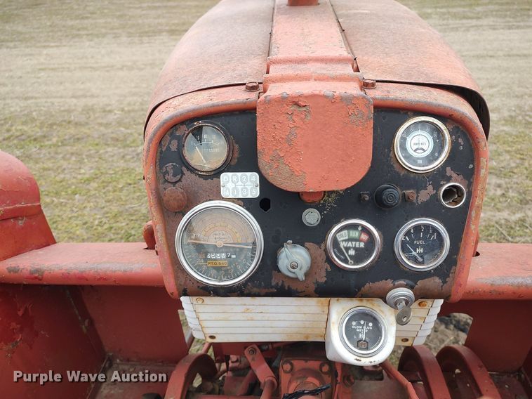 image for item DQ0395 International 660  tractor