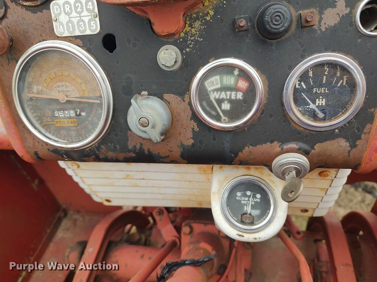 image for item DQ0395 International 660  tractor