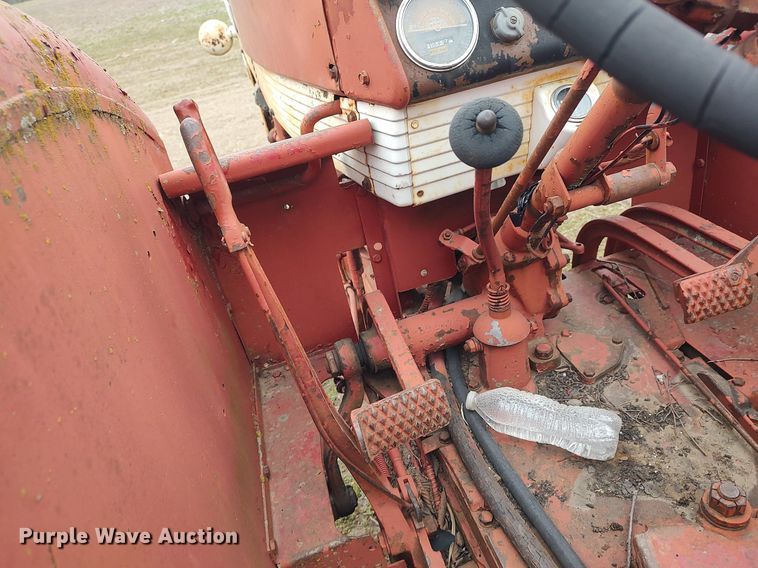 image for item DQ0395 International 660  tractor