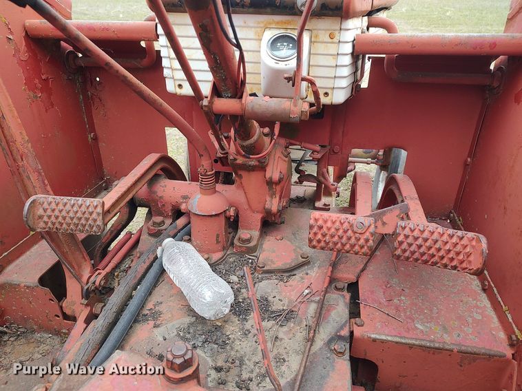 image for item DQ0395 International 660  tractor