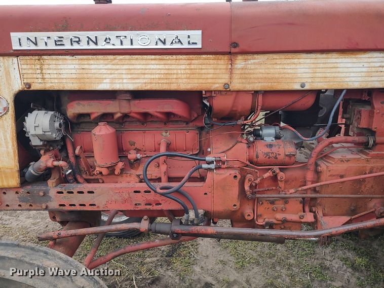 image for item DQ0395 International 660  tractor