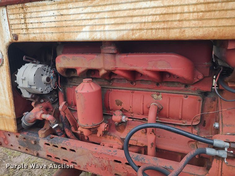 image for item DQ0395 International 660  tractor