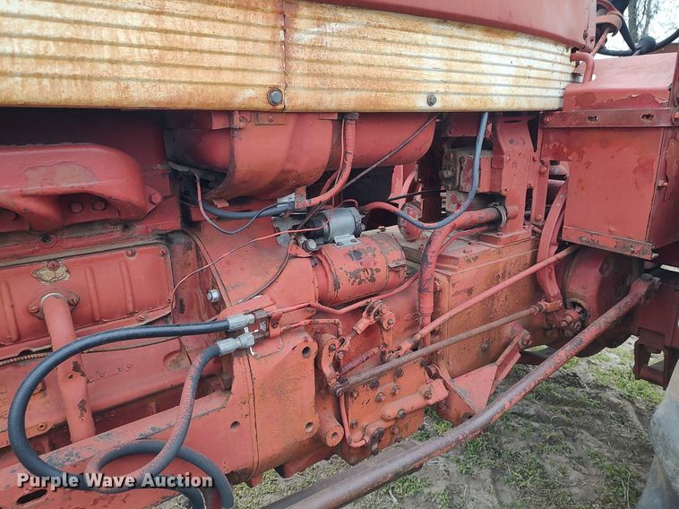 image for item DQ0395 International 660  tractor