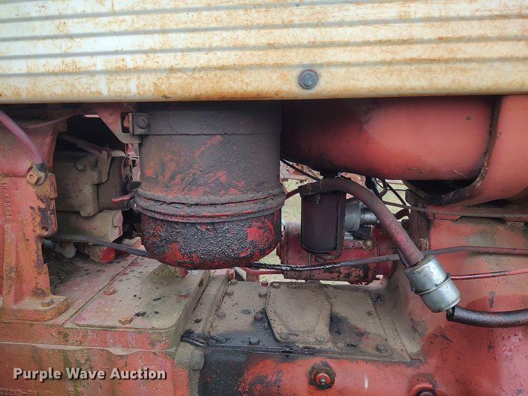 image for item DQ0395 International 660  tractor