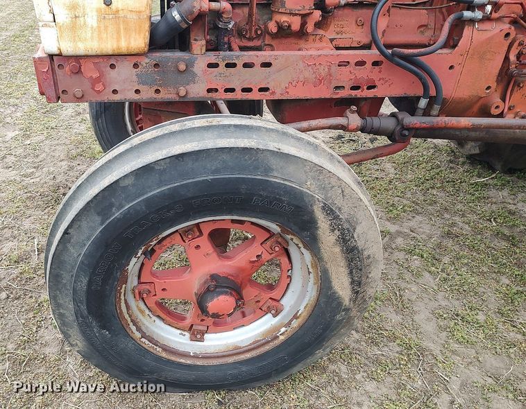 image for item DQ0395 International 660  tractor