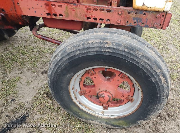 image for item DQ0395 International 660  tractor