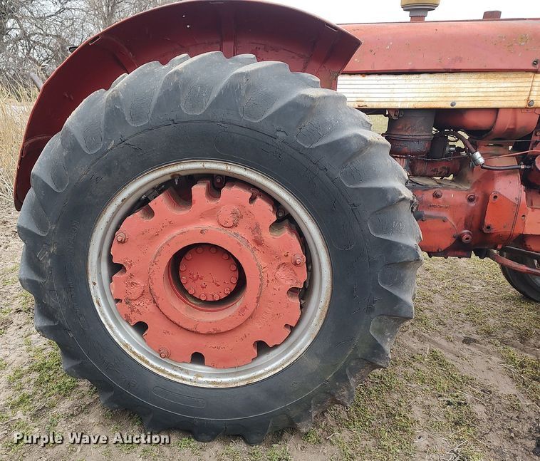 image for item DQ0395 International 660  tractor