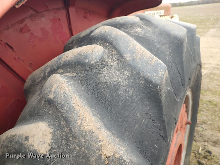 image for item DQ0395 International 660  tractor