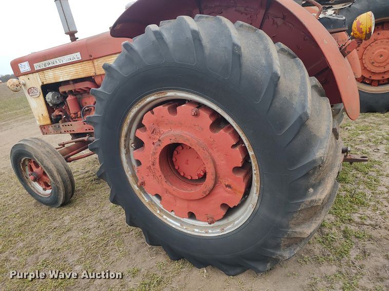 image for item DQ0395 International 660  tractor