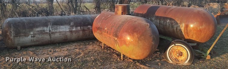 image for item DQ0421 (3) propane tanks